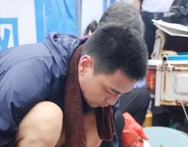 演员李飞接不到戏，"落魄"到陪母亲摆摊卖鱼，背后的真相太现实