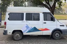 短轴中顶双床铺，依维柯得意改装房车自驾游，轻客设计露营车旅行图片