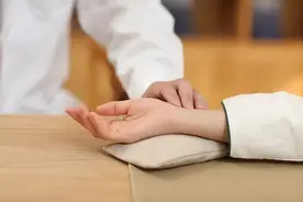 咳嗽、咳痰总不好？医生：手上有一“止咳穴”，按按有奇效图片