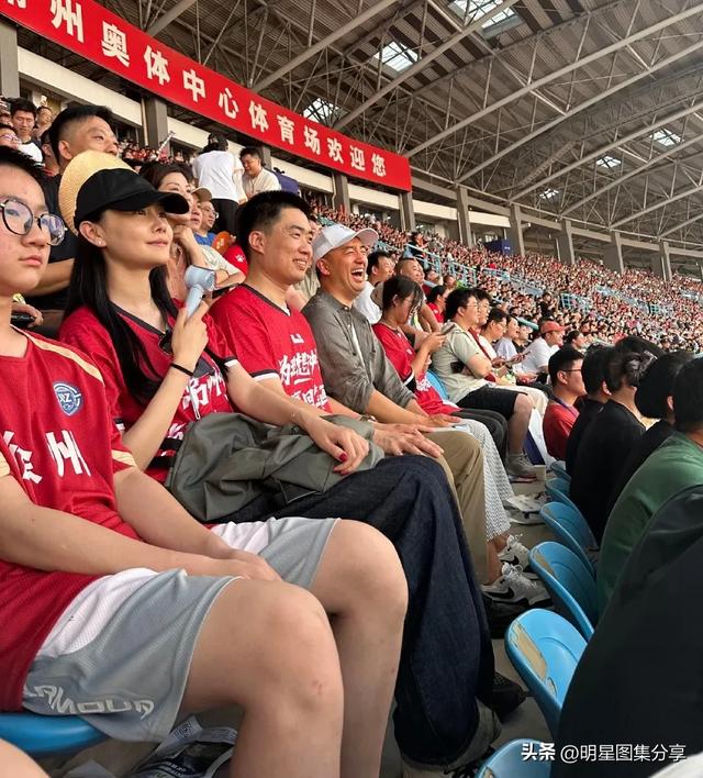 李想真有福气 和老婆看苏超，生5个孩子的身材还不输明星