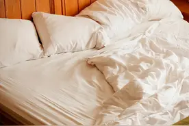 顾客住酒店退房后 床单上残留大量血迹 酒店: 床单全要换 洗涤费也是由客人出 律师：客人无需支付任何洗涤费用！图片