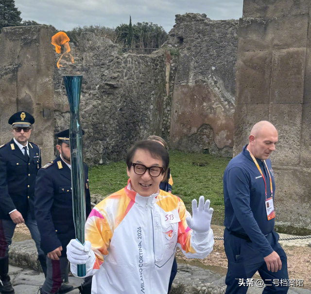 官媒对成龙的称呼变了！三字之差释放强烈信号	，王晶真没说错