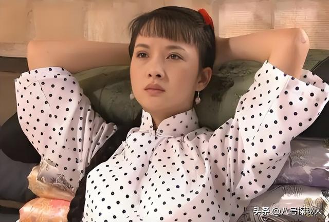 吃里扒外！13年前定居美国，回国捞金遭“驱逐”的她，52岁成笑话