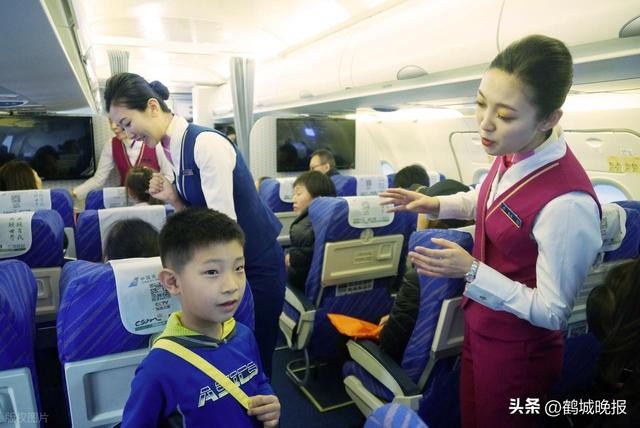 西安航班惊现闹剧！乘客强闯服务间逼乘务长摆餐，究竟是何心态？