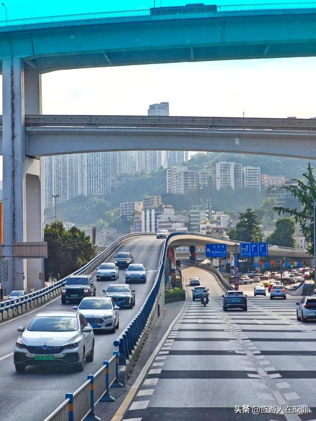 第一次到重庆旅行，从旅游大巴上看街道及建筑，魔幻城市名不虚传