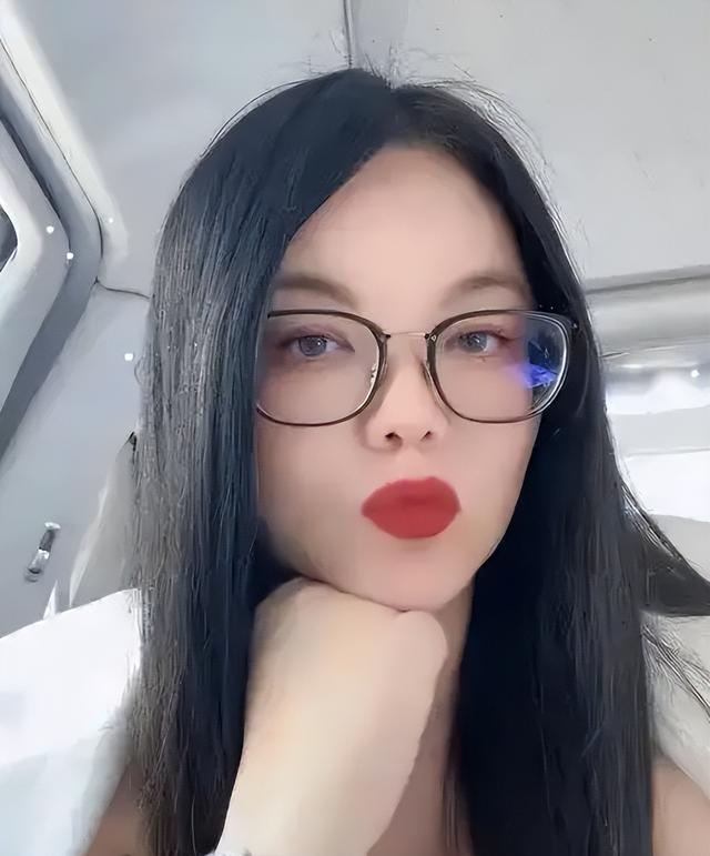 李湘事件升级！家境被扒底朝天	，父母身份曝光，果然不简单