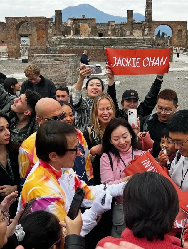 官媒对成龙的称呼变了，三字之差释放强烈信号	，王晶的话有人信了