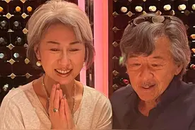 62岁叶倩文与林子祥温馨庆生，满头白发状态佳，夫妻恩爱依旧图片