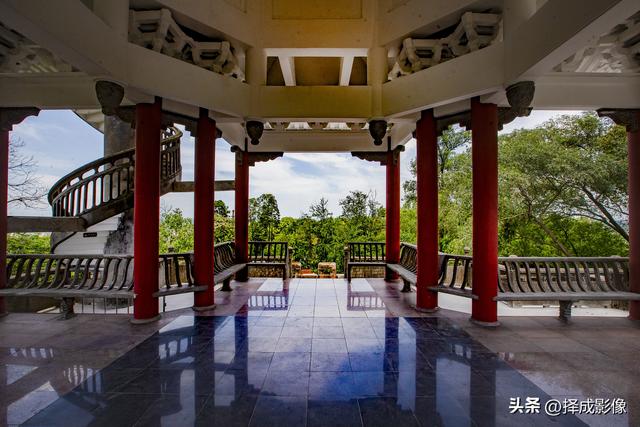 登“尊师亭”，揽西川景