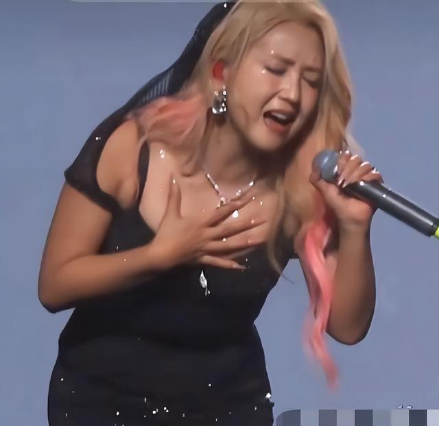 39岁何洁不忍直视，腋下勒出副乳肚子三层肉，要养4个娃操劳疲惫