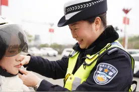 春日烂漫 看樱花树下的别样“枫警”——记眉山公安交警直属三大队民警李英图片