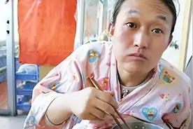 她是9枚金牌的冠军，被教练下药终身不育，退役后当搓澡工嫁和尚图片