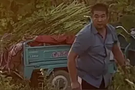 泪目！当消防员偷偷回家看望父亲图片