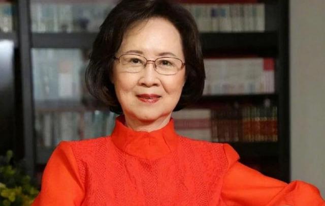 琼瑶遗作重燃：让平家子女和整个娱圈沉默，谁还记得《还珠格格》