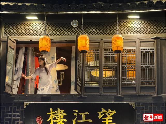 现场围满人！绍兴百年老字号玩新花样？晚上有古装美女在楼上跳舞
