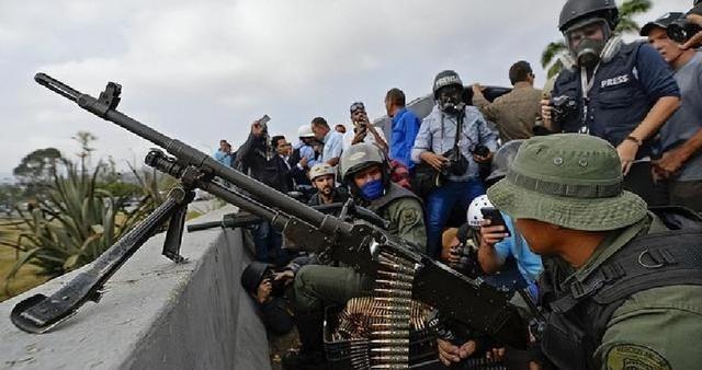 130亿航母压境，马杜罗不忍了，普京连夜送“快递”，敢动手就炸