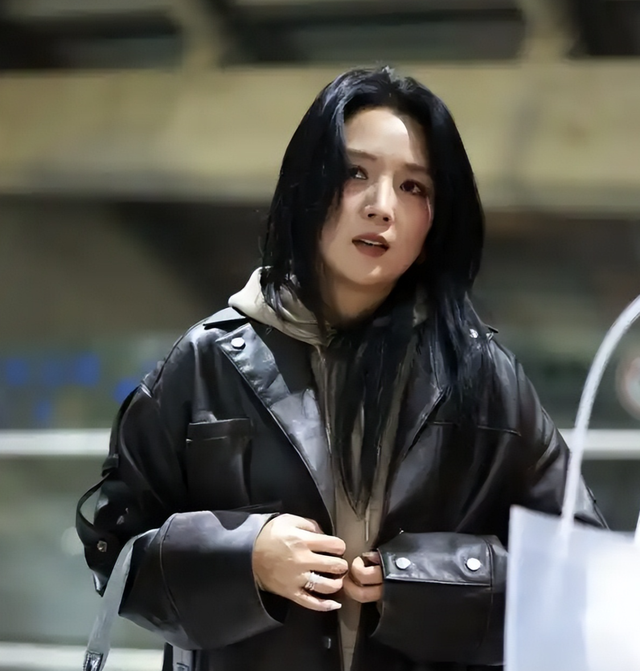 39岁何洁演唱会状态曝光，肚子三层肉腋下勒出副乳	，养4娃显疲惫