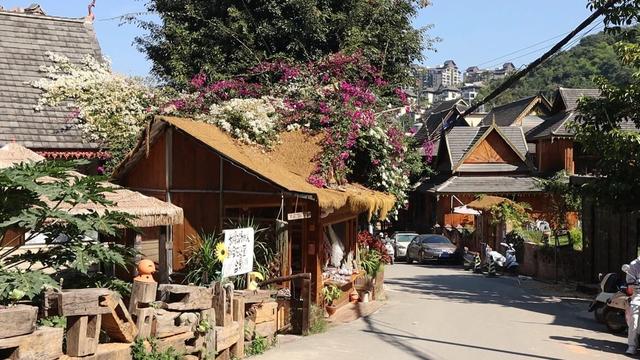 云南边境西双版纳，真正的千年古寨，当地村民还住在吊脚楼中