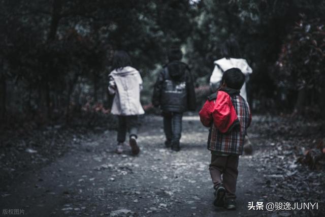 “男子殴打92岁母亲”事发地：邻居称老人四女一子 打人者为小儿子