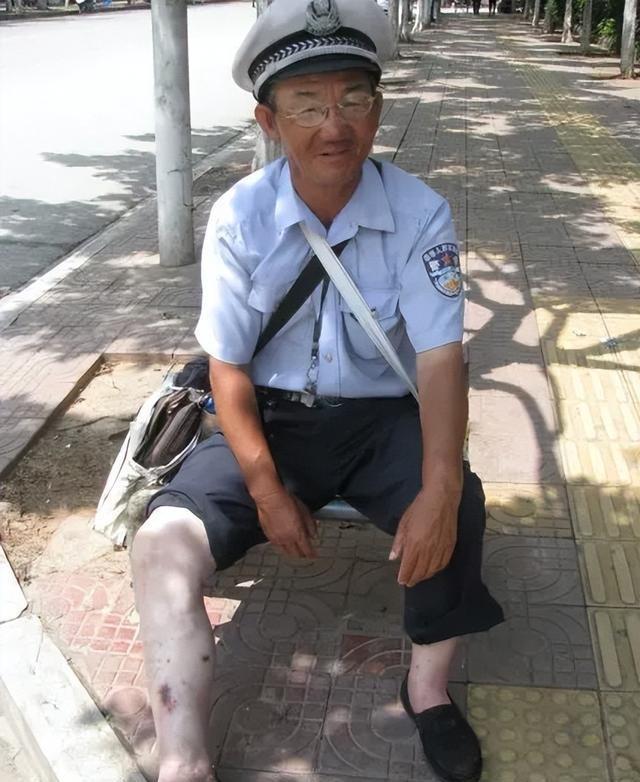 昆明某男子假扮交警35年，每天在街头骂骂咧咧，却被全城点赞！