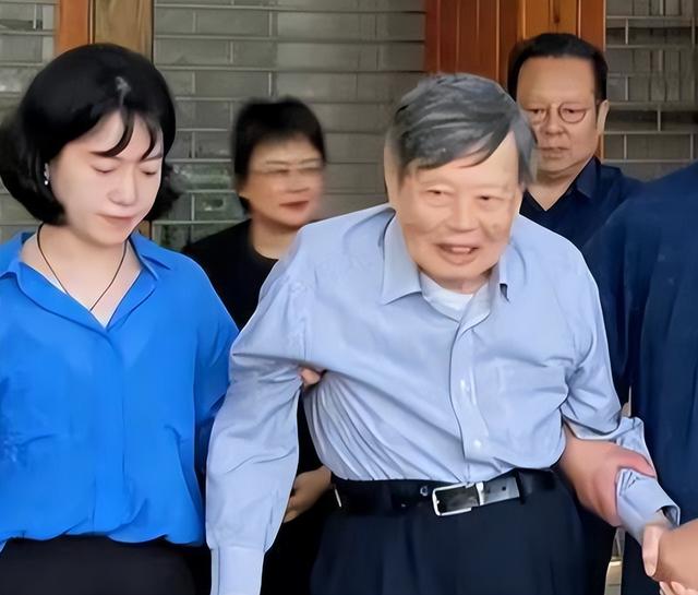杨振宁身覆国旗，翁帆是家属代表站第一位，重量级好友也到场悼念