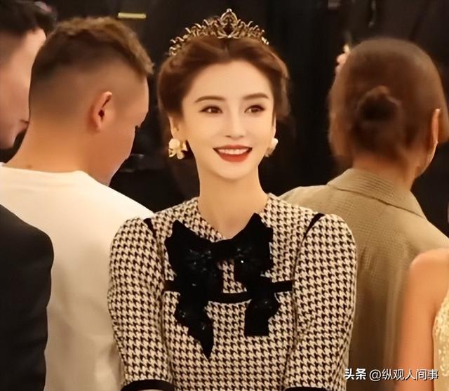 杨颖突然亮相芭莎，瘦成一把骨头腋下副乳却突出，人群中尴尬提胸