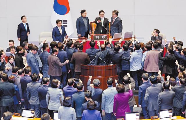 3项罪名成立，一审被判5年，特检组群狼环伺	，尹锡悦笑着看向律师