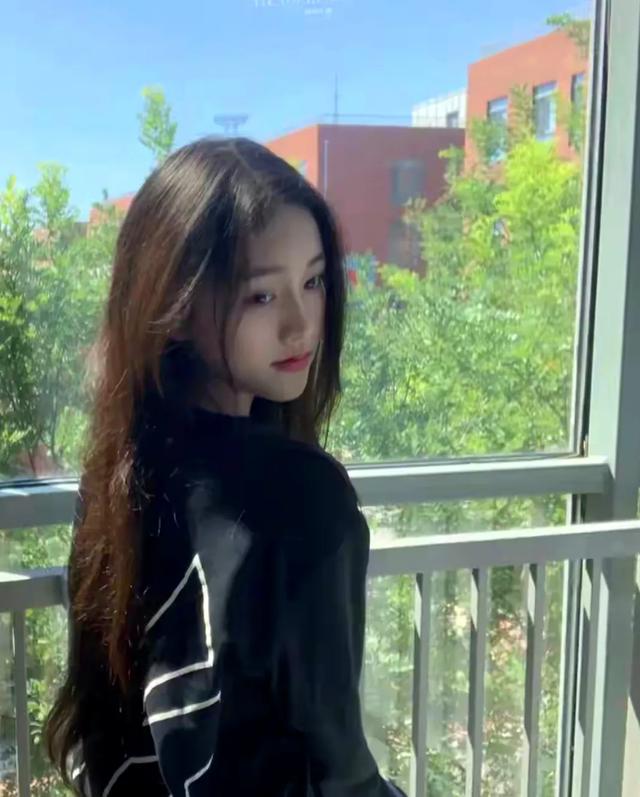 河南校花谢卓亚美貌惊艳全网，网友惊叹：美到让人怀疑人生啊！