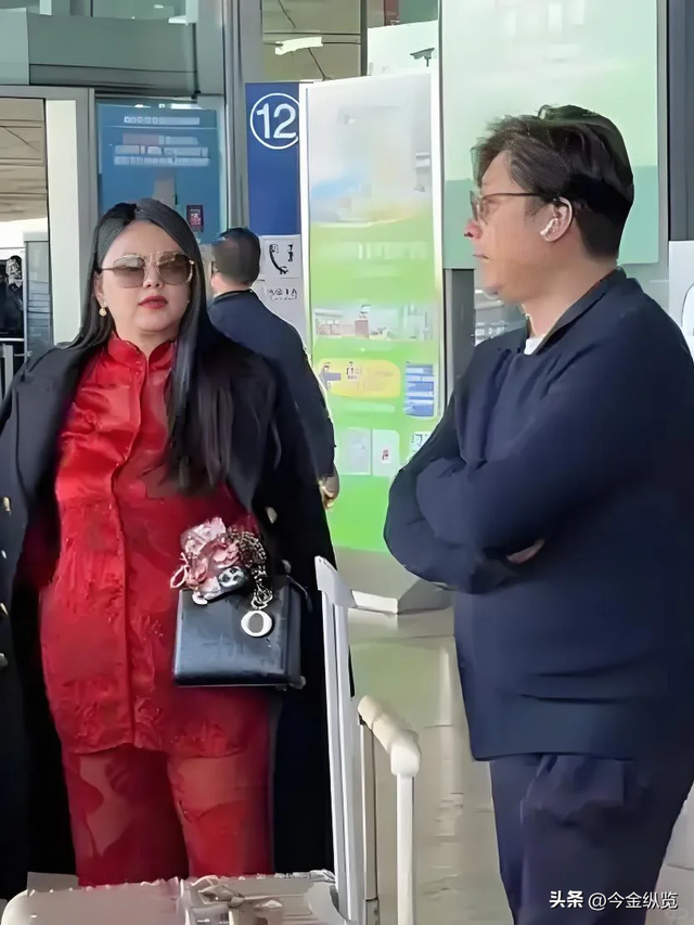 李湘红衣亮相，与王岳伦"合体"现身机场，为女儿霸气豪办生日宴！