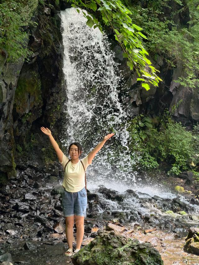 龙湾群火山口湖寻奇：在吊水壶与西夹荒邂逅地质与人文的诗篇