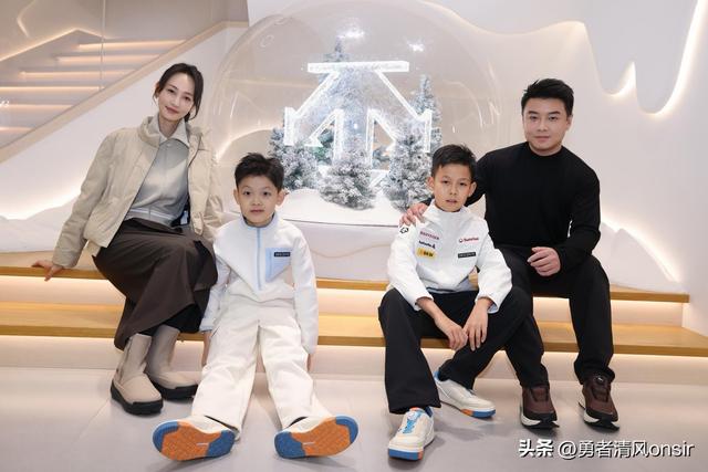 王皓妻子晒北京活动照, 两儿子一个像爸一个像妈, 王皓不上班好年轻