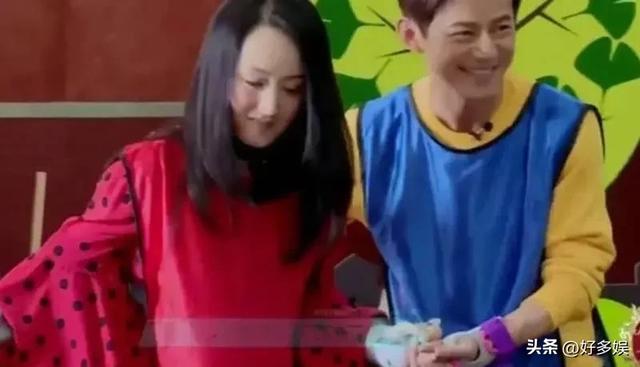 51岁的何炅，牵手54岁的杨钰莹，年过半百的俩人，画面温馨