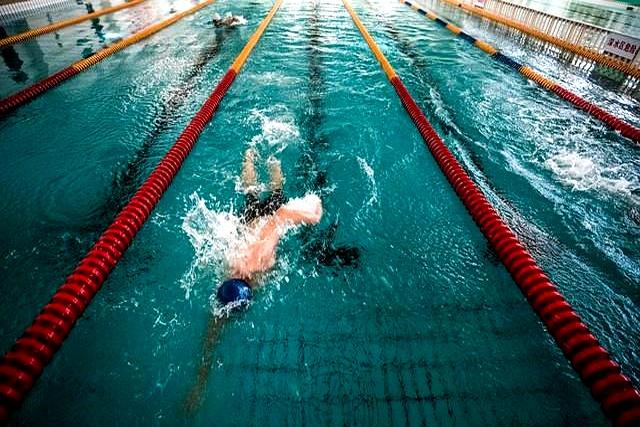经常游泳到底好不好？医生劝告：过了55岁	，游泳这几点千万要牢记