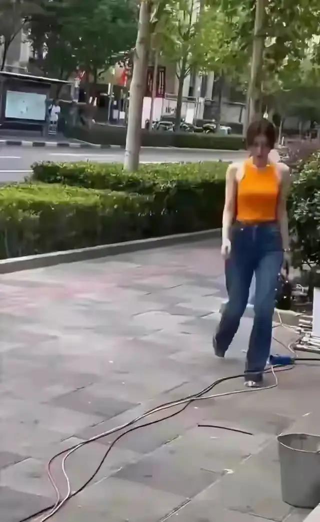 秦岚在大街上被偶遇，身材前凸后翘，不得不说，魏大勋眼光真好