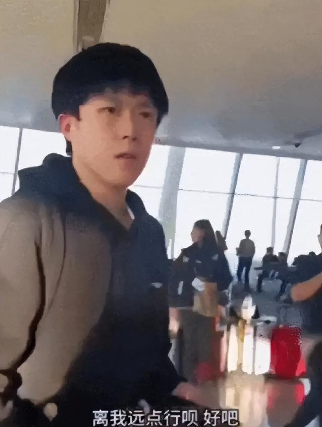 贴身尾随王楚钦女子已社死，知情人曝光身份，45岁仍单身目的不纯