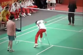 李盛豪的羽毛球“搞笑大作战”图片