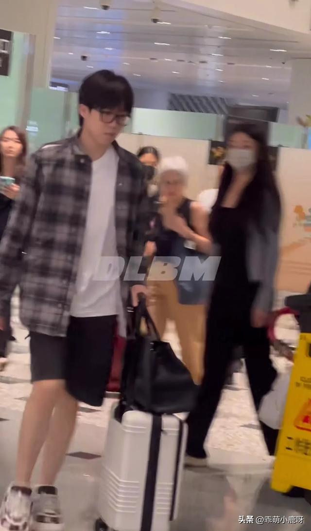 孙颖莎王楚钦到达北京机场，莎莎还给自己取名路易吉女士！