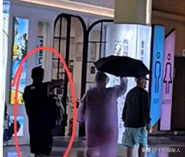 再有钱有啥用？68岁赵本山近况曝光，三人打伞伺候，女儿成心头病