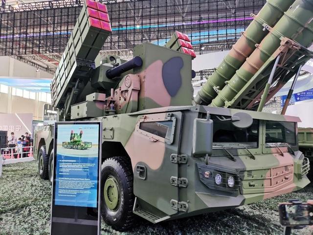 乍得喜提中国FK2000防空战车：装2门6管加特林，比俄罗斯货强多了