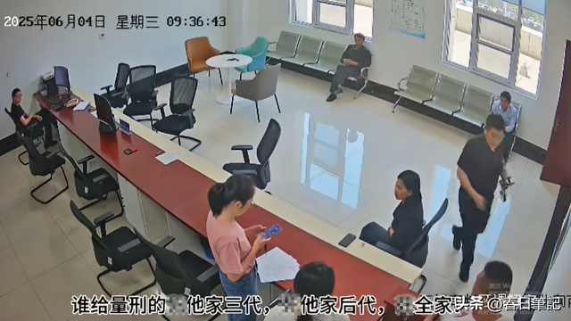 辱骂法官事件新后续！现场监控曝光，更多细节被扒，网友直呼活该