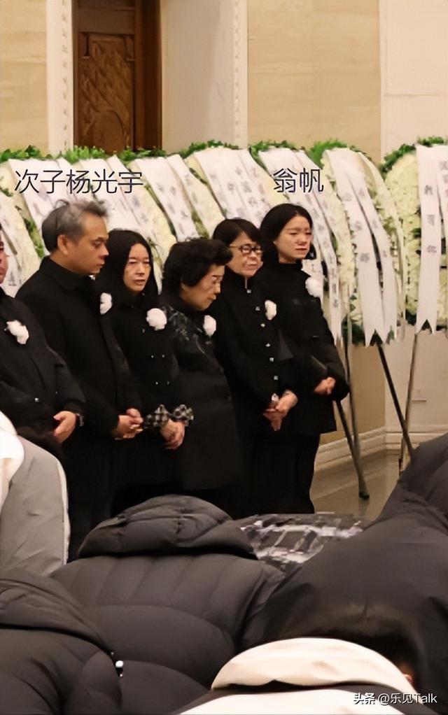 杨振宁葬礼今日举行！遗体覆盖国旗，翁帆站首位，次子杨光宇露面