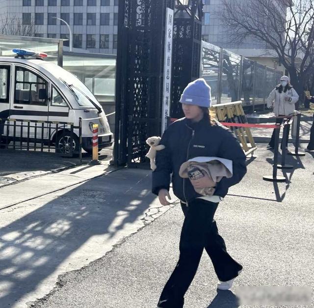 体育总局偶遇全红婵归队 包裹严实身姿挺拔 笑容满面 身形瘦了不少