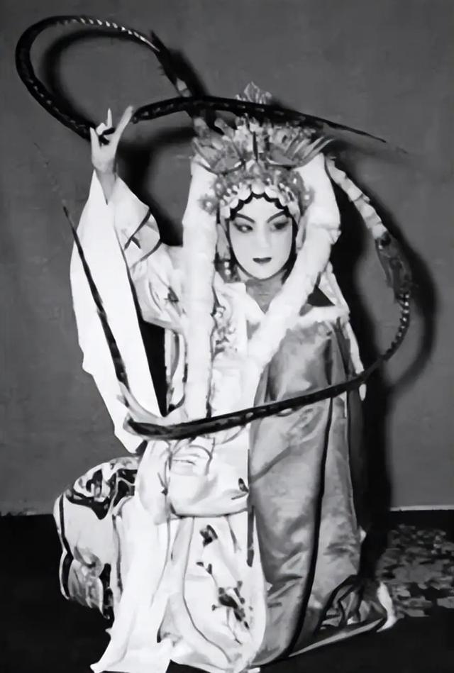 1947年，两位旗袍美女的合影，右边的微胖女孩，蒋经国追了一辈子