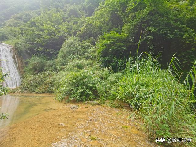 旧时古道，如今人迹罕至；峡谷中间，有一个美丽野瀑布