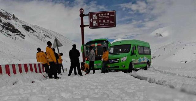 珠峰脚下千人被困，雪夜抢命无人预判，谁在等下一个奇迹？