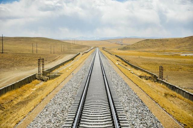 为啥火车轨道要铺设碎石子，而高铁轨道却不用铺呢？有啥科学解释