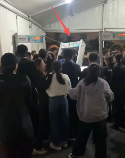 日照音乐节大规模逃票，大批人硬闯冲卡，安检设施受损，文旅回应