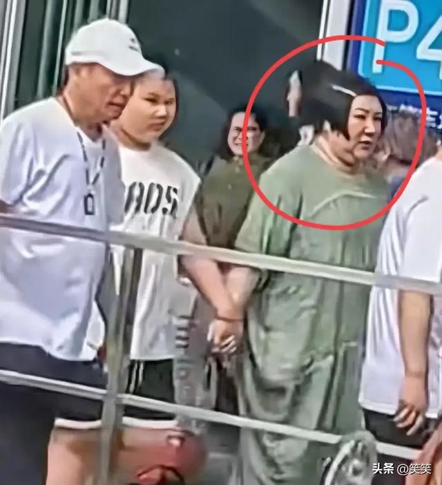 郭德纲一家现身上海，王惠穿绿裙胖到没脖子、10岁郭汾阳长歪了