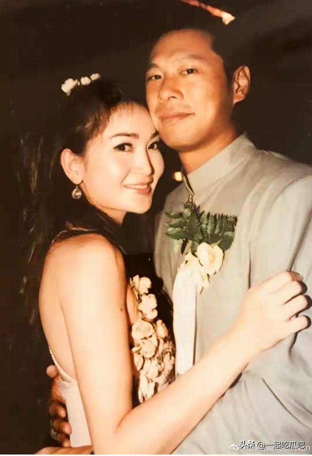 温碧霞在游艇给何祖光庆生，她穿白裙靠在老公怀里	，比妲己还魅！