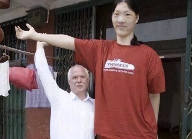 世界第一女巨人来自中国安徽，穿78码的鞋子，一顿饭吃六碗炒面